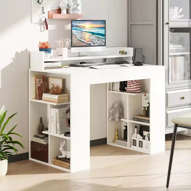43 Schreibtisch mit Steckdosen, Monitorablage, Bücherregal und Kabelloch