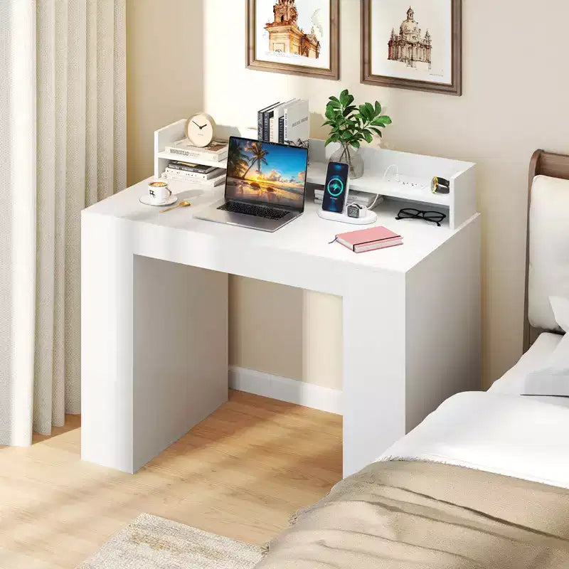 43 Schreibtisch mit Steckdosen, Monitorablage, Bücherregal und Kabelloch