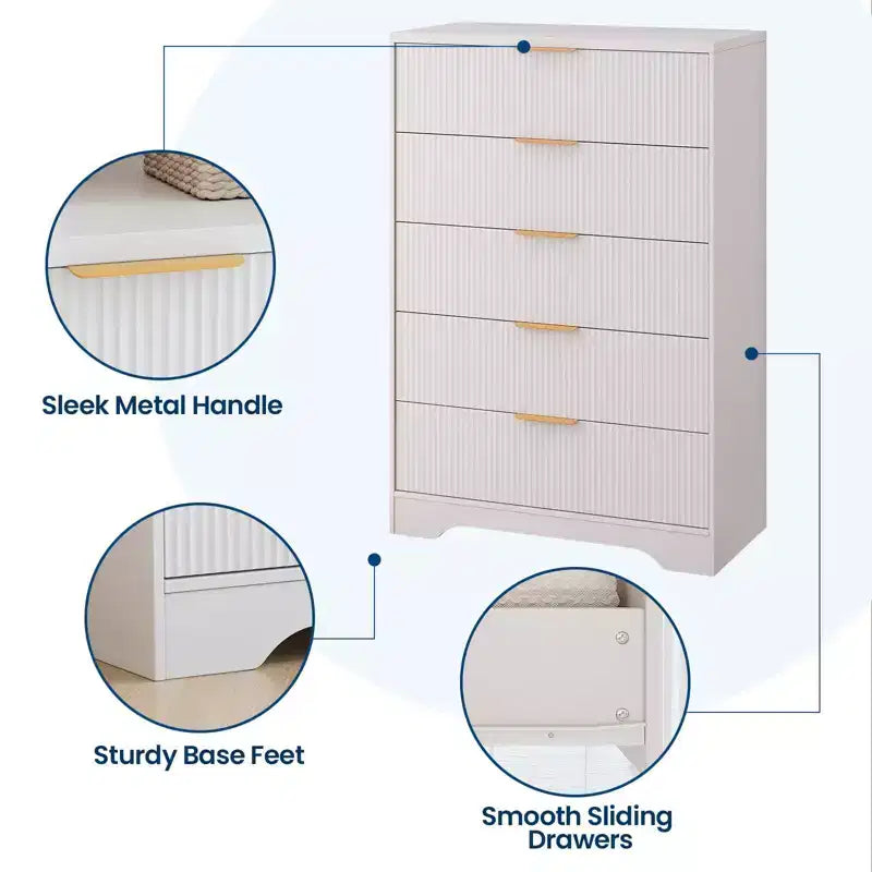 Kommode mit 5 Schubladen, geriffelten Schubladenfronten und goldfarbenen Griffen, hoher Stauraum für das Schlafzimmer
