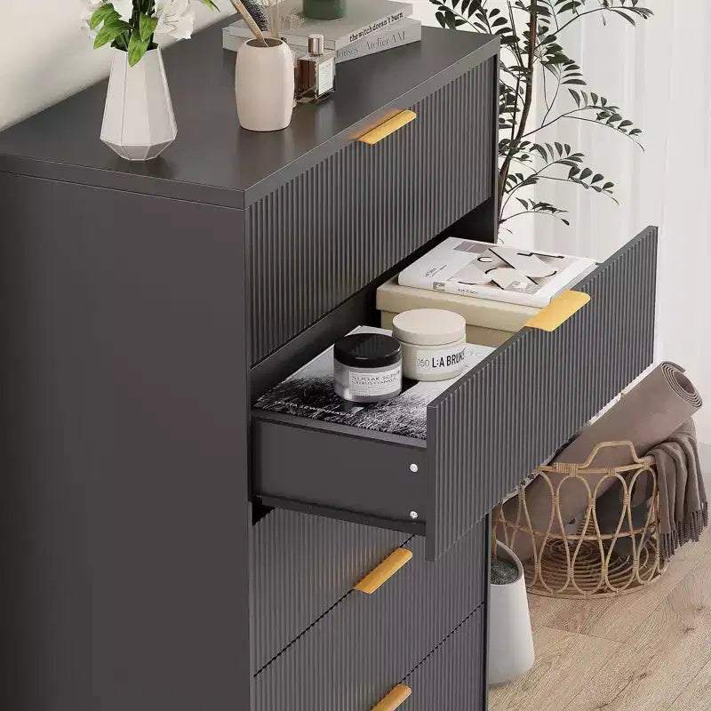 Kommode mit 5 Schubladen, geriffelten Schubladenfronten und goldfarbenen Griffen, hoher Stauraum für das Schlafzimmer