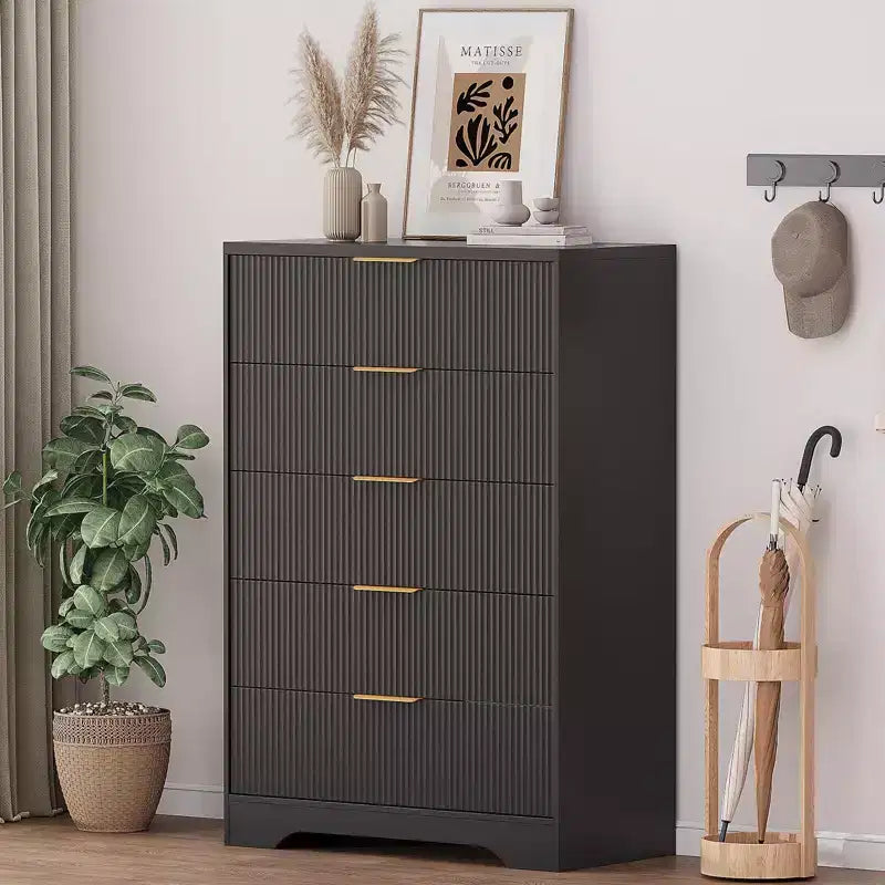 Kommode mit 5 Schubladen, geriffelten Schubladenfronten und goldfarbenen Griffen, hoher Stauraum für das Schlafzimmer