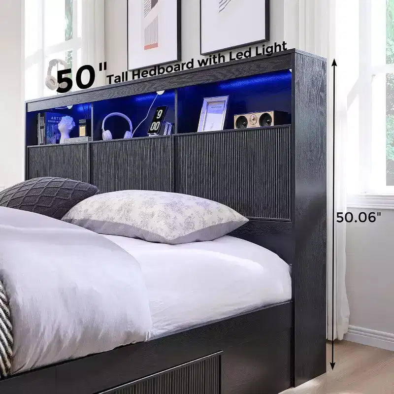 King-Size-Plattformbettrahmen mit Kopfteil, Beleuchtung, Ladestation und 4 Schubladen