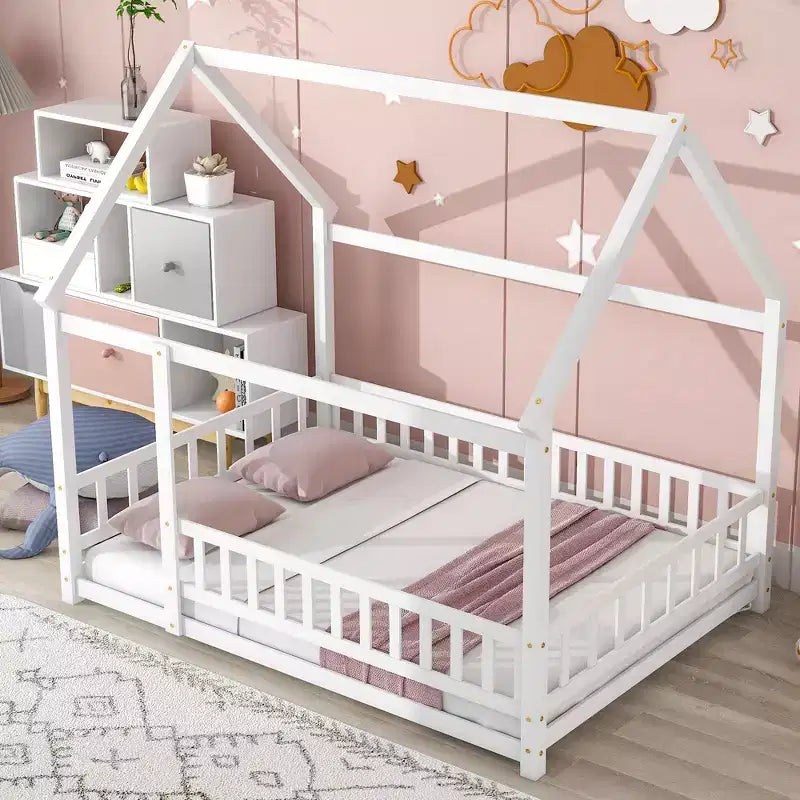 Bodenbettgestell in voller Größe, Hausbett für Kinder mit niedlichem Dachrahmen, stabiles Holzbodenbett-Sicherheitshaus mit Geländern, Weiß