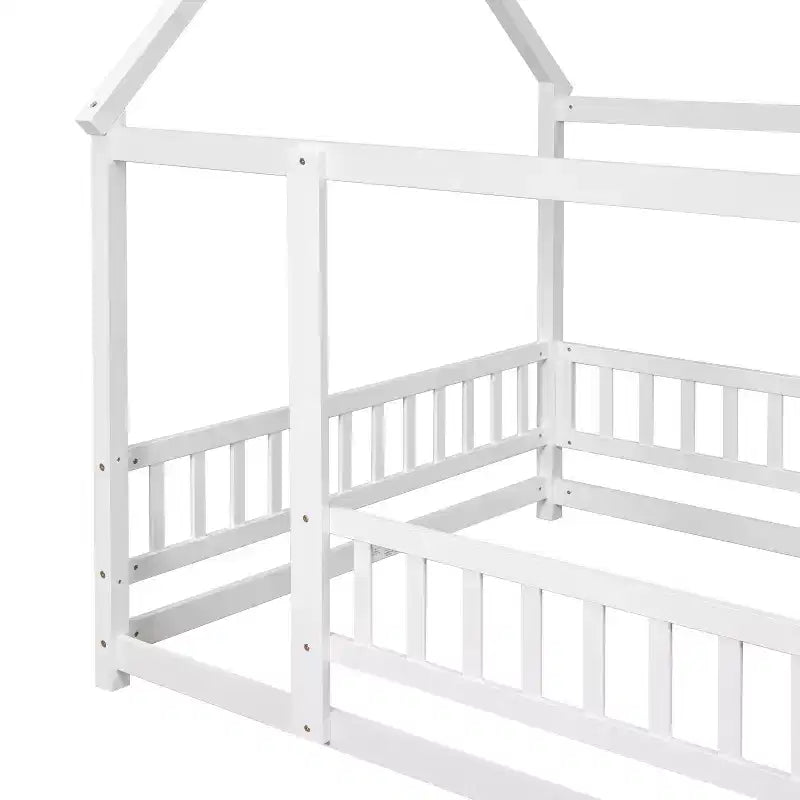 Bodenbettgestell in voller Größe, Hausbett für Kinder mit niedlichem Dachrahmen, stabiles Holzbodenbett-Sicherheitshaus mit Geländern, Weiß